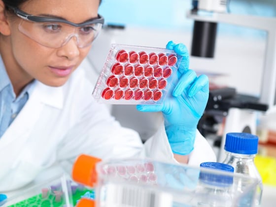 183_Female scientist with multiwell plate