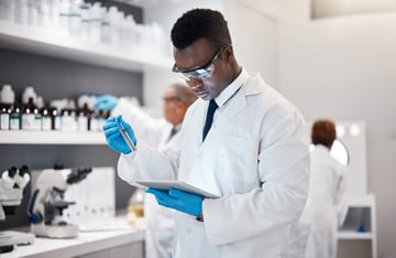 card-3259_man in laboratory with tablet for medical analysis