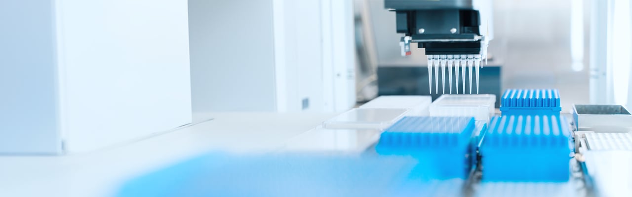 hero bg-3235_Pipetting robot laboratory