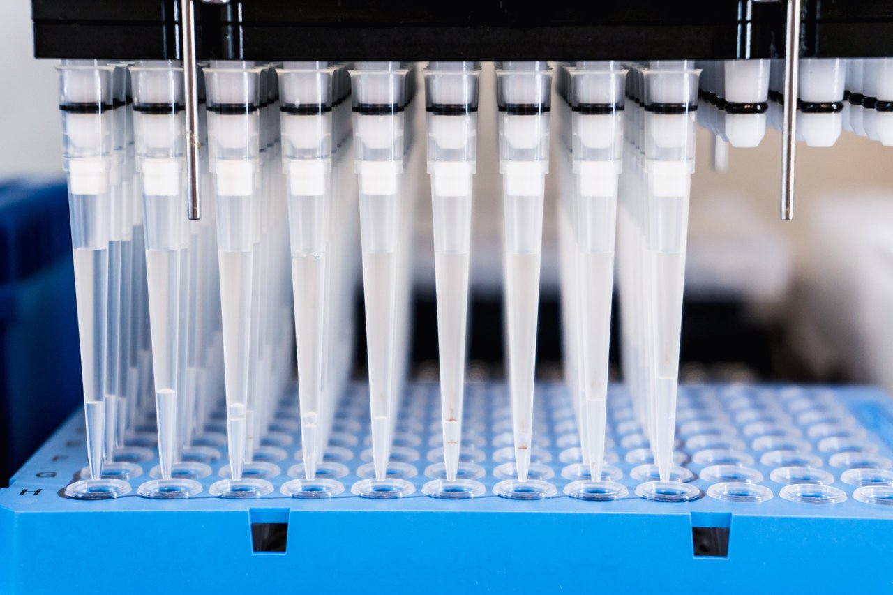 3226_Automation in the clinical laboratory. Pipetting robot laboratory. Medicine robotics.