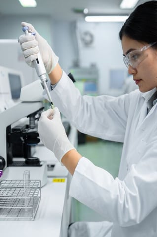 3842_Scientist-working-pill-fill