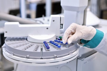 Website Featured_JPG-3822_Chromatograph operation