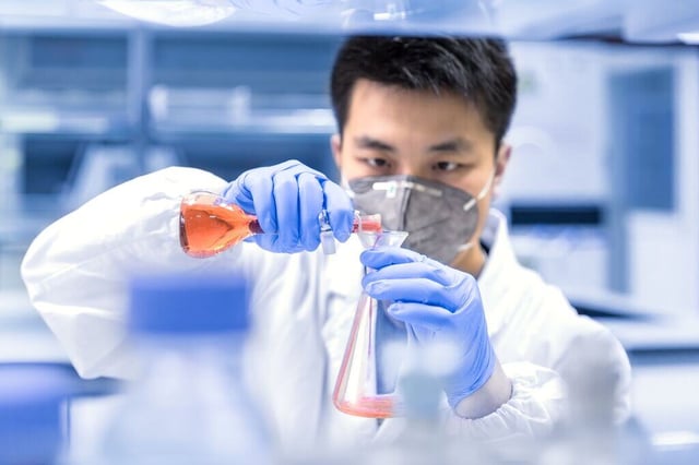 Website Featured_JPG-3826_Scientist working in the laboratory