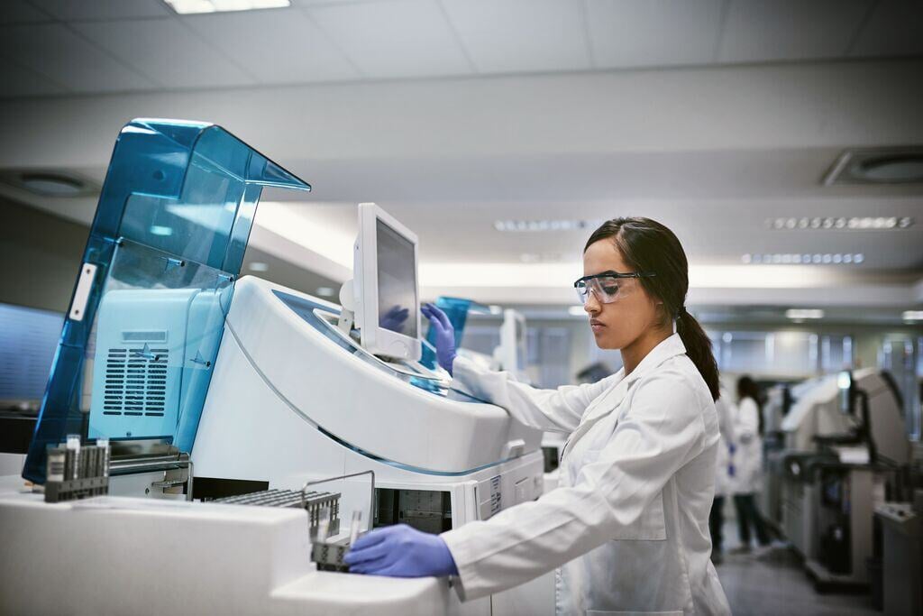 Website Featured_JPG-3829_Scientist working in the Laboratory