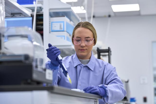 3715_Custom Photo_Laboratory professionals