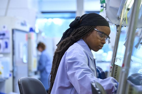 3727_Custom Photo_Laboratory professionals