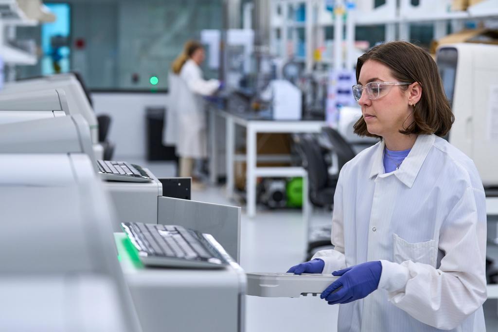 Website Featured Image_PNG-3666_Custom Photo_Laboratory professionals