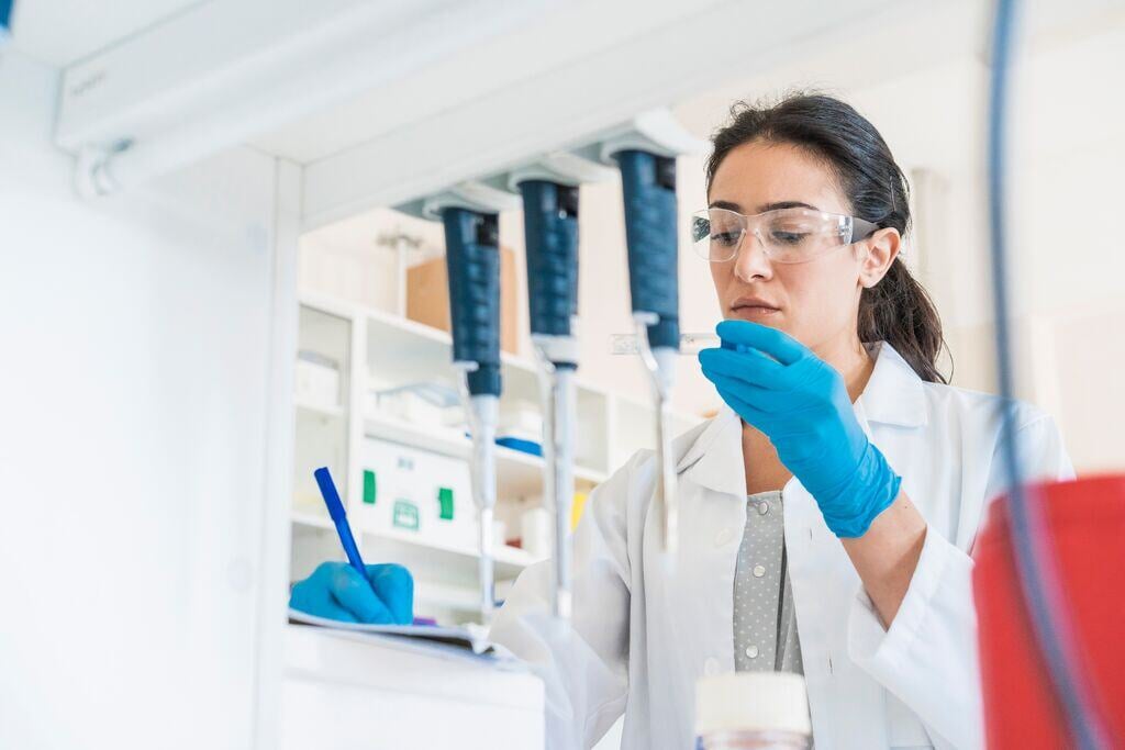 178_Female scientist in lab